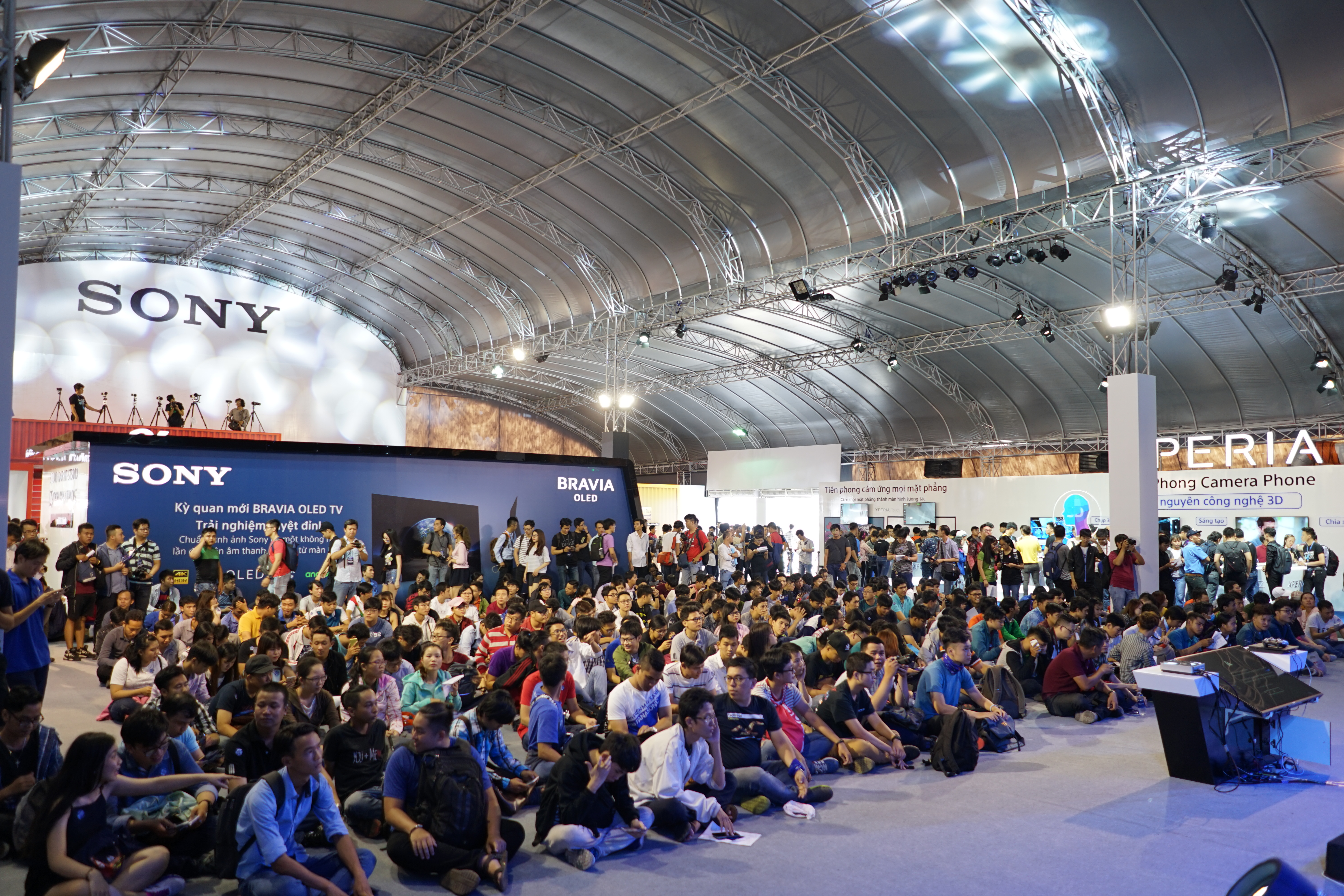 S&acirc;n khấu ch&iacute;nh tập trung đ&ocirc;ng đảo c&aacute;c bạn trẻ