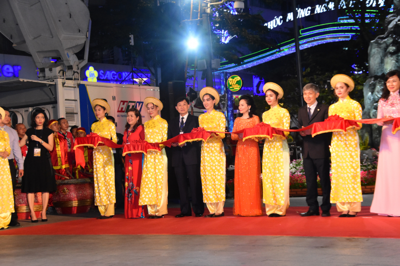 Cắt băng khai mạc đường hoa 2018