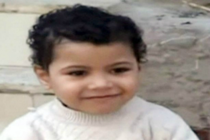 Ahmed Mansour Karni Ali, 4 tuổi, cậu b&eacute; bị kết &aacute;n 