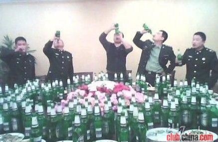 quan-uy-tu-trung-quoc-cam-ruou-co-phieu-mao-dai-su