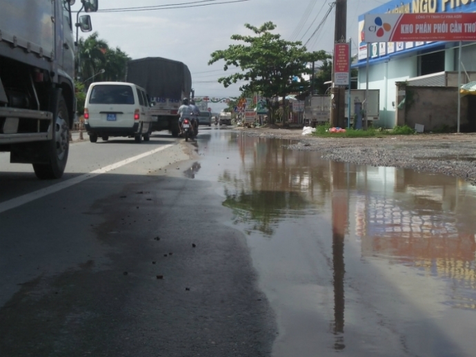 Phương tiện lưu th&ocirc;ng mất ATGT tr&ecirc;n QL1 do nước ng