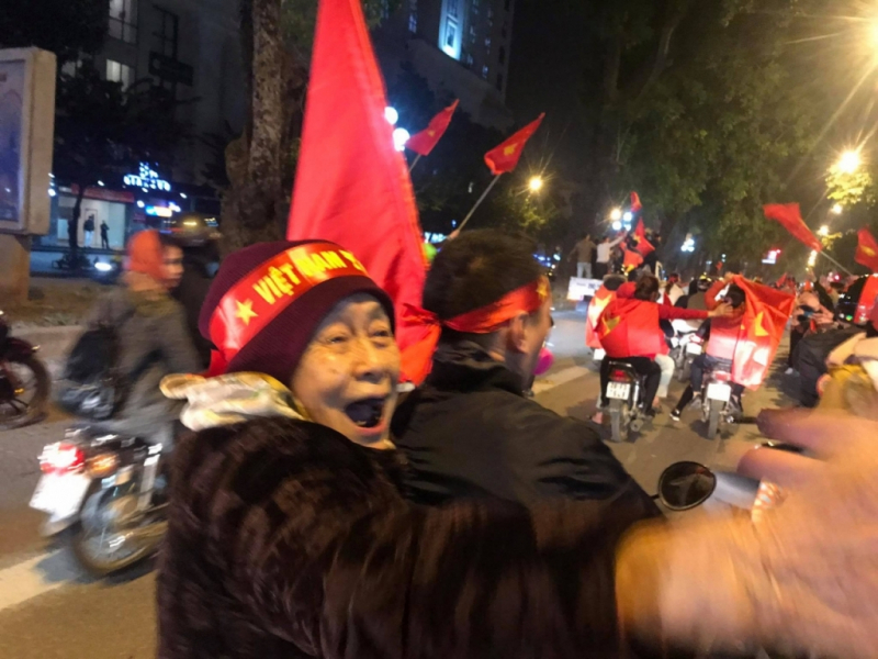 muon-mau-cam-xuc-di-bao-mung-viet-nam-vo-dich-aff-