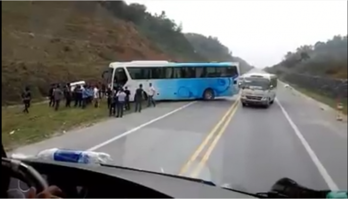 đam xe con nga ngua