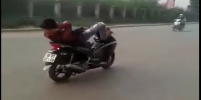 thanh nien nam ra xe may.aaa