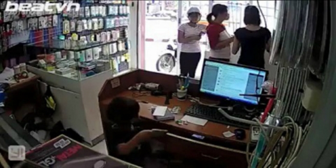 tre con trom điện thoại