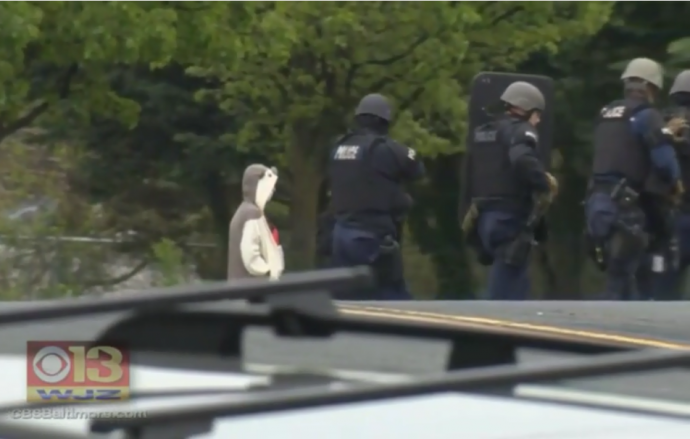 thanh ni&ecirc;n dọa đ&aacute;nh bom