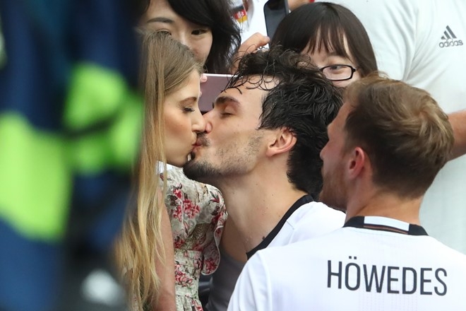 Mats_Hummels_of_Germany_kisses_his_wife_Cathy_Humm
