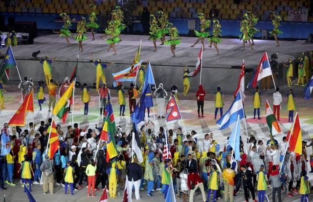 14 vũ c&ocirc;ng biểu diễn tr&ecirc;n những nền nhạc s&ocirc;i động.