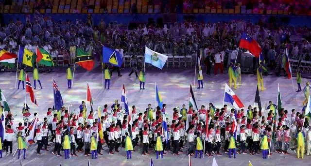 C&aacute;c đo&agrave;n thể thao với quốc kỳ trong lễ bế mạc.