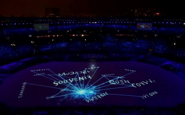 Một m&agrave;n tr&igrave;nh diễn ấn tượng của &aacute;nh s&aacute;ng, biểu tượ