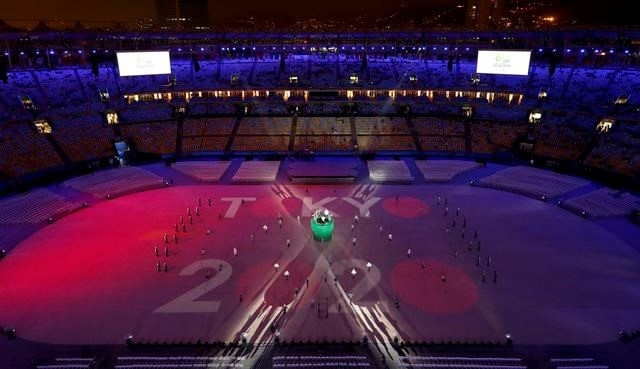Tấm nền chiếu hiện l&ecirc;n chữ Tokyo, nơi Olympic 2020