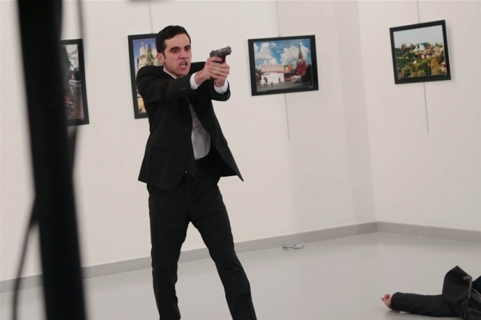 lo-hong-an-ninh-khien-dai-su-nga-bi-am-sat-12-1414