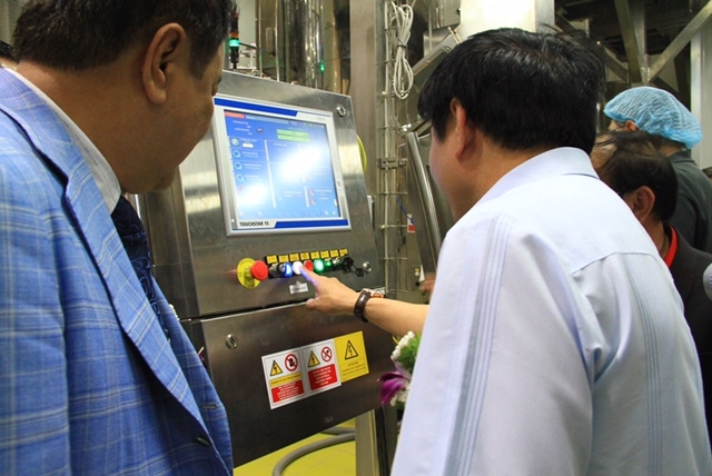 C&aacute;c đại biểu bấm n&uacute;t ch&iacute;nh thức khởi động, vận h&agrave;n