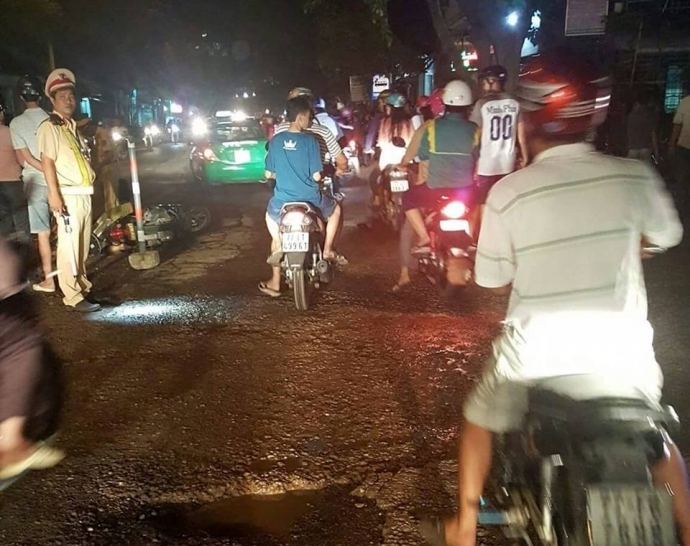 nguoi-phu-nu-chet-tham-duoi-banh-xe-dau-keo-2347