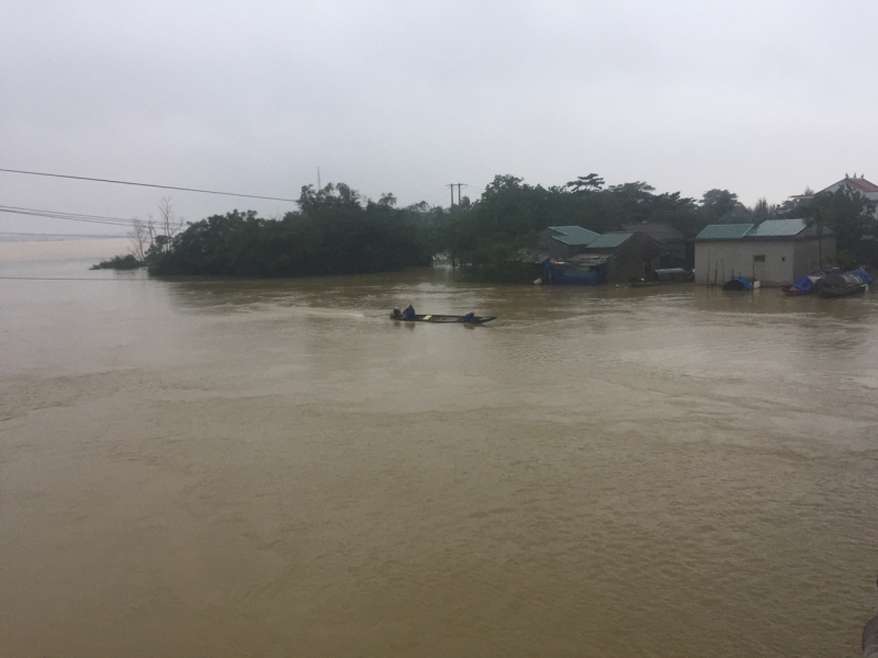 Chiều h&ocirc;m trước nước đang r&uacute;t dần nhưng bất ngờ s&aacute;