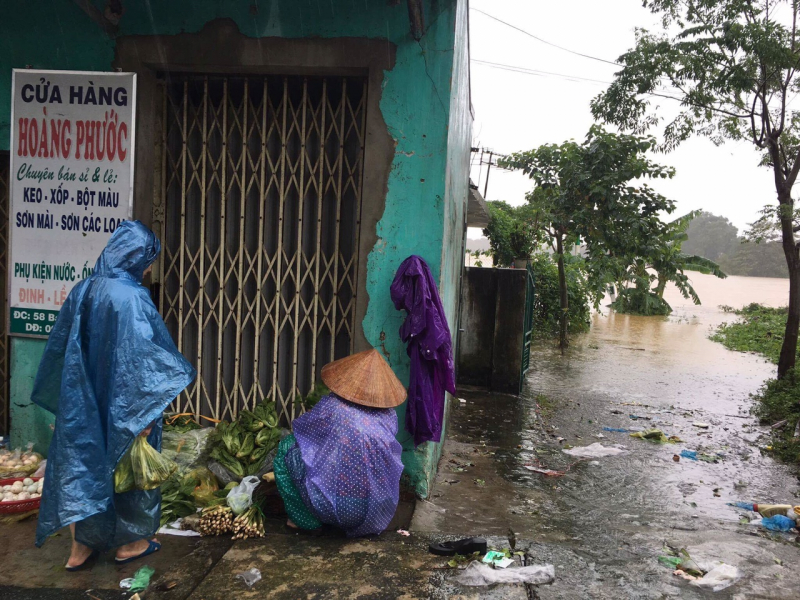 Tranh thủ l&uacute;c ngớt mưa, b&agrave; con đến những v&ugrave;ng cao 