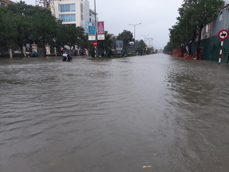 Nhiều tuyến đường ngay ở trung t&acirc;m TP Huế cũng bị 