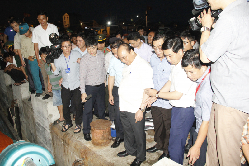 thủ tướng Nguyễn Xu&acirc;n Ph&uacute;c th&acirc;n mật tr&ograve; chuyện c&ugrave;n