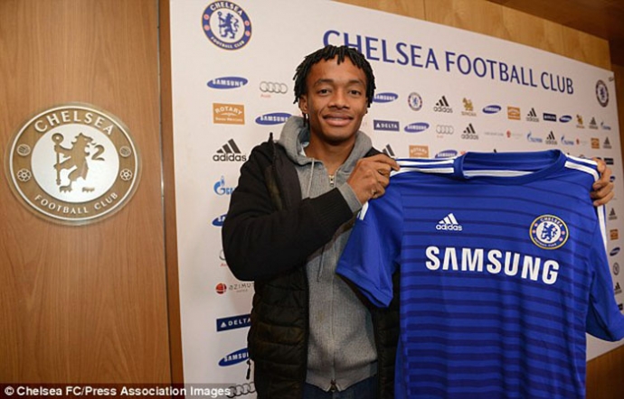 Cuadrado trong buổi lễ ra mắt trong m&agrave;u &aacute;o Chelsea