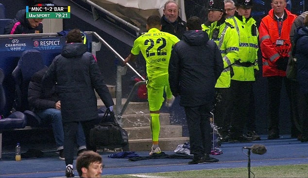 Alves đi thẳng v&agrave;o đường hầm v&agrave; đ&aacute; tung chai nước