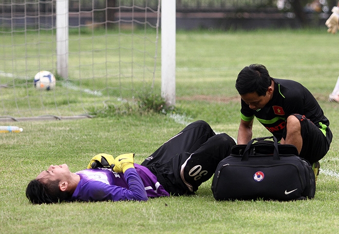 Thủ m&ocirc;n Ho&agrave;i Anh d&iacute;nh chấn thương trong buổi tập s