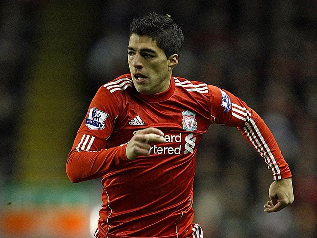 Luis Suarez khi c&ograve;n kho&aacute;c &aacute;o Liverpool