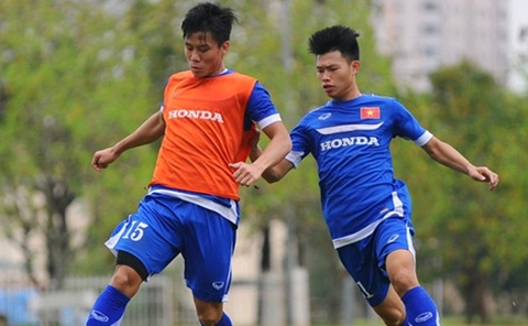 Quế Ngọc Hải (&aacute;o cam) d&iacute;nh chấn thương