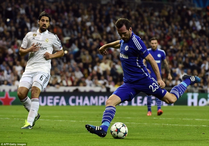 Schalke (&aacute;o xanh) đ&atilde; chiến đấu cực kỳ quả cảm