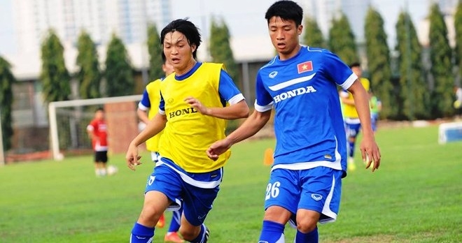 Tuấn Anh (v&agrave;ng) v&agrave; Tiến Dũng trong một buổi tập lu