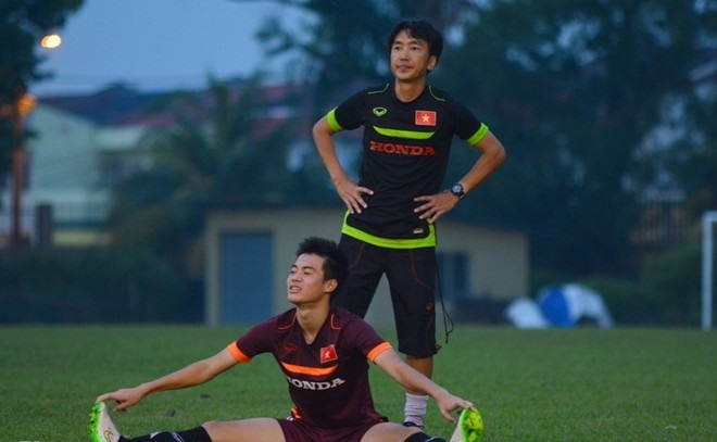 Thầy tr&ograve; HLV Miura tập luyện trong t&igrave;nh trạng thiế