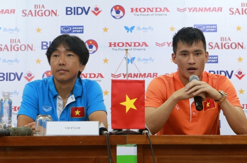 HLV Miura v&agrave; C&ocirc;ng Vinh trong buổi họp b&aacute;o s&aacute;ng nay