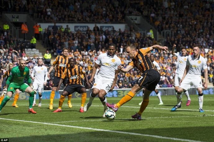 M.U c&oacute; trận h&ograve;a may mắn trước Hull City