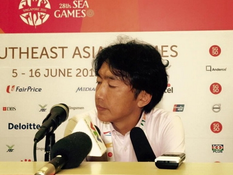 HLV Miura buồn b&atilde; trong buổi họp b&aacute;o