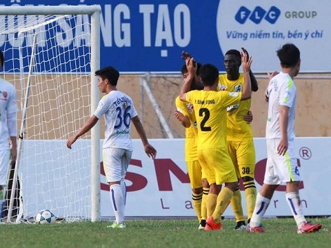 Đ&igrave;nh T&ugrave;ng ăn mừng b&agrave;n thắng