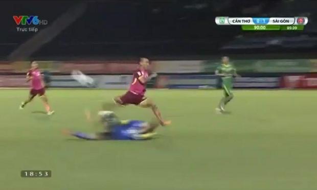 phạm lỗi &aacute;c &yacute; v-league