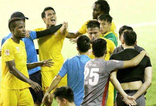 cau-thu-hai-phong-danh-nhau