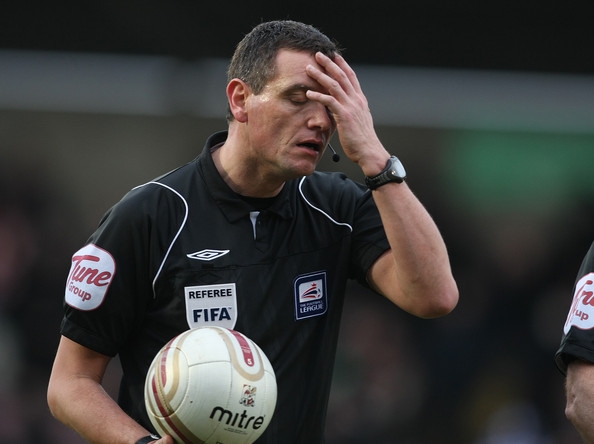 trong-tai-ngoai-hang-anh-dinh-nghi-an-tieu-cuc