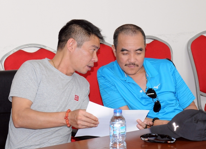 Nghệ sĩ C&ocirc;ng L&yacute;, đội Ng&ocirc;i sao trao đổi tại buổi gặ