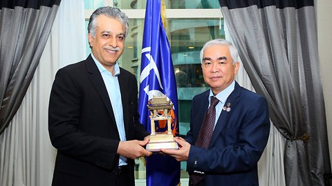 chu-tich-vff-tang-qua-chu-tich-afc-nho