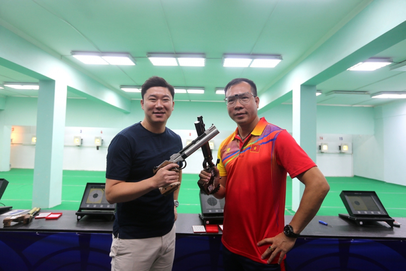 Jin Jong Oh va Hoang Xuan Vinh giao luu