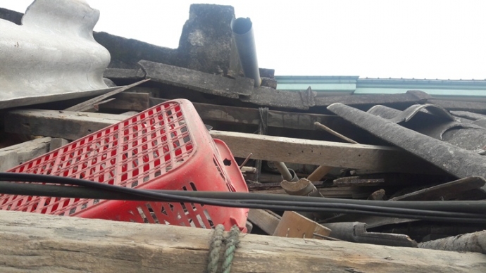 Nổ lớn trước cửa nh&agrave; trưởng th&ocirc;n