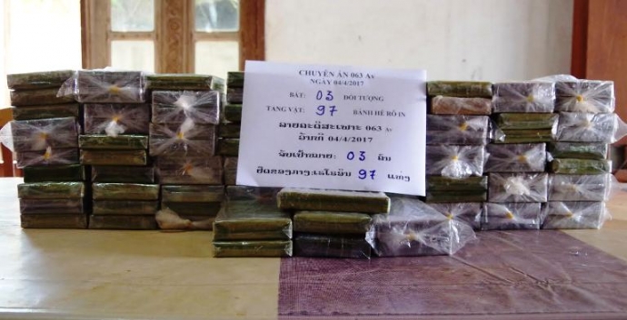 Đ&aacute;nh &aacute;n tr&ecirc;n đất bạn L&agrave;o, thu giữ gần 100 b&aacute;nh Her