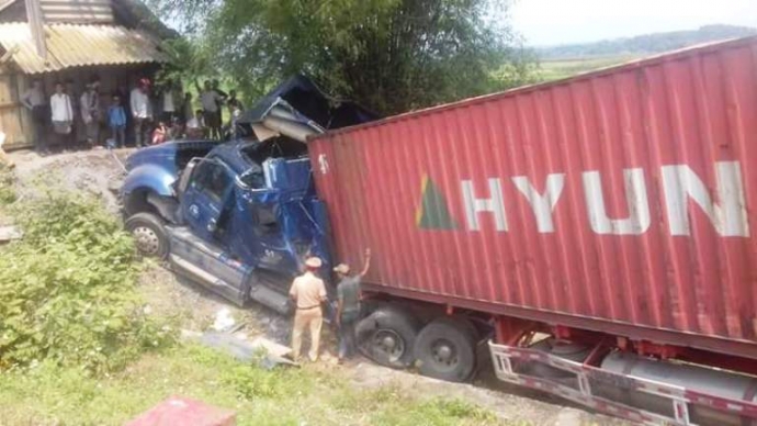Container lao xuống vệ đường, t&agrave;i xế tho&aacute;t chết tr