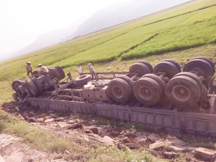 Chiếc xe container lật phơi 