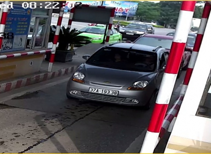 Xe hơi BKS 37A-19338 nhưng lại d&ugrave;ng thẻ miễn ph&iacute; c