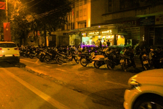 Đường L&ecirc; Mao, trước mặt nh&agrave; s&aacute;ch Bắc Miền Trung