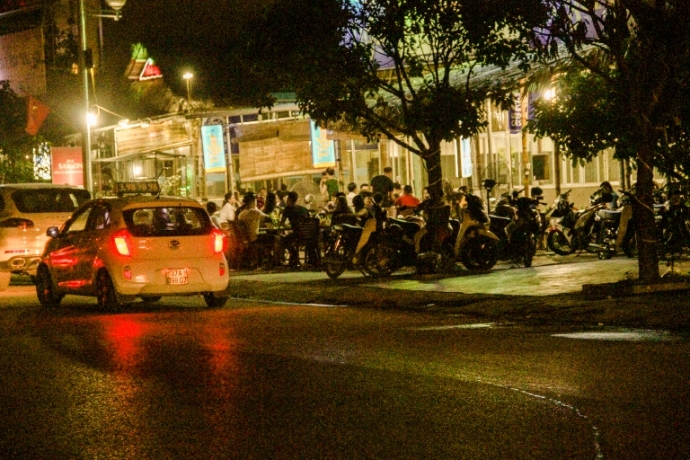 Một nh&agrave; h&agrave;ng tr&ecirc;n đường L&ecirc; Mao k&eacute;o d&agrave;i để b&agrave;n ghế 