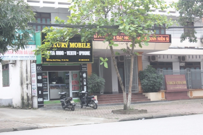 qu&aacute;n điện thoại ngay tr&ecirc;n đất sở TTTT