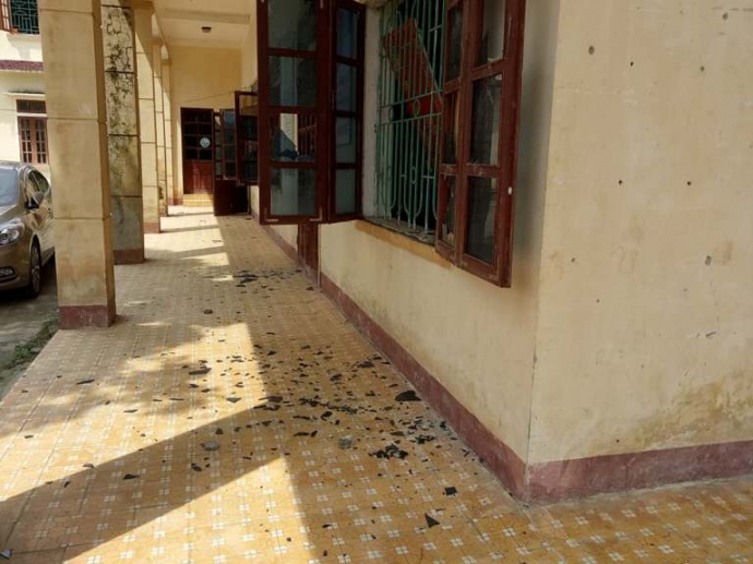 Một số cửa k&iacute;nh bị Tuấn đập vỡ