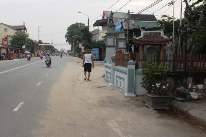 g&oacute;c cột nanh v&agrave; tường r&agrave;o ph&iacute;a đ&ocirc;ng nam nh&agrave; thờ họ